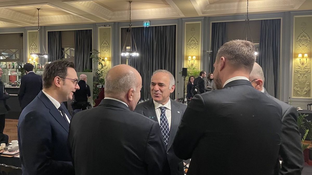 Ministři v Bruselu posnídali s Kasparovem